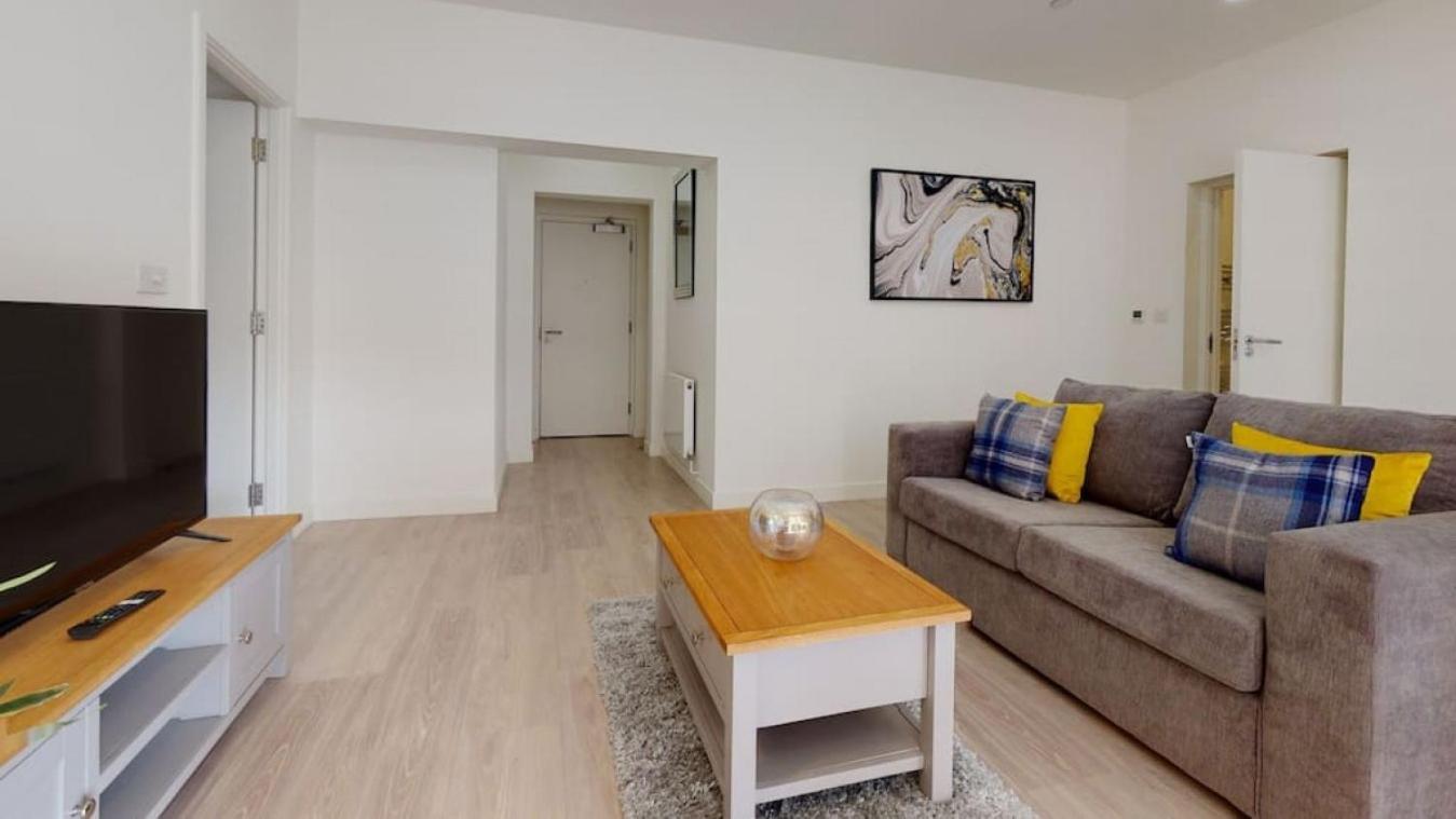 Luxury Apartment - Town Centre North Стивънидж Екстериор снимка